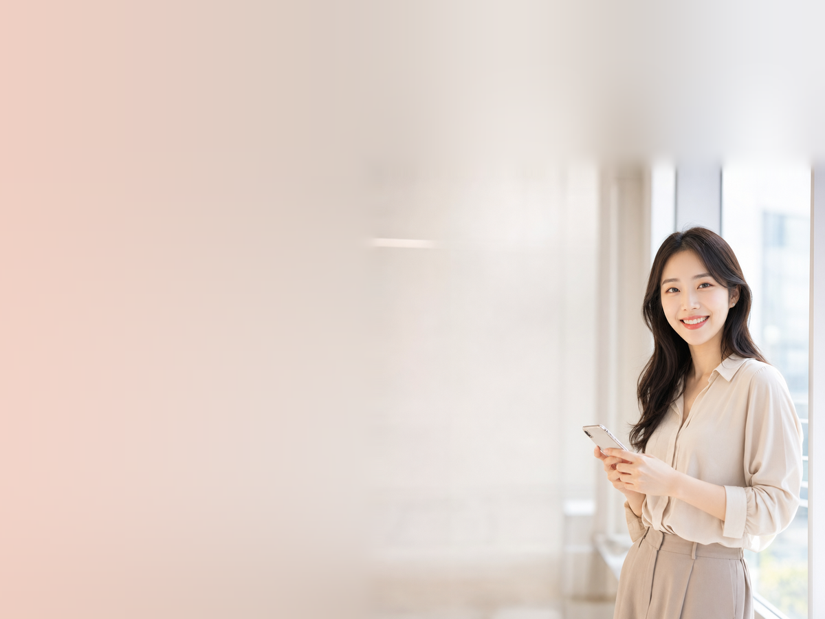 다음머니 울산카드깡 울산에서 휴대폰을 들고 상담을 준비하는 고객
